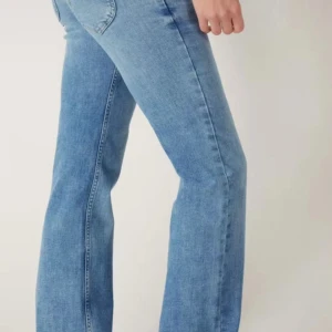 Low waist bootcut Lee jeans - Lee jeans, low rise boot cut. Säljer då de är för små för mig. Använda ett fåtal gånger. Bra skick. Ny pris: 1099kr Storlek: W25 L33 🫶🏼Skriv om ni har frågor🫶🏼Kom gärna med pris förslag