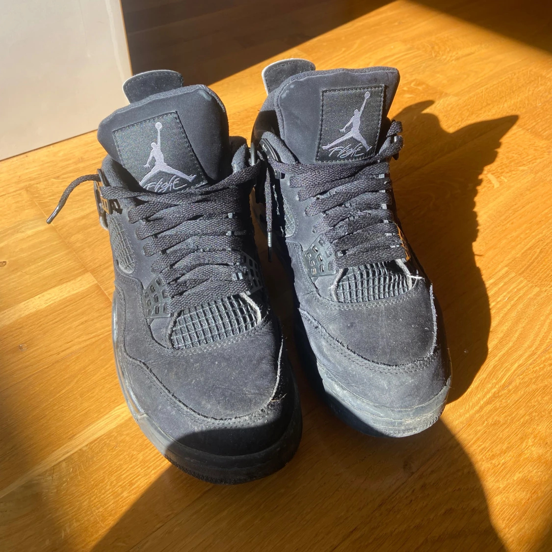 Black cats Jordan 4