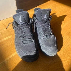 Black cats Jordan 4  - Säljer ett par svarta Nike Air Jordan 4 i modellen black cat. Jag säljer dem då de inte kommer till användning någon mera. De är i storlek 40