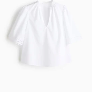 Vit blus  - Säljer en jättefin blus från hm med prislappen kvar. Blusen är slutsåld på hemsidan💕