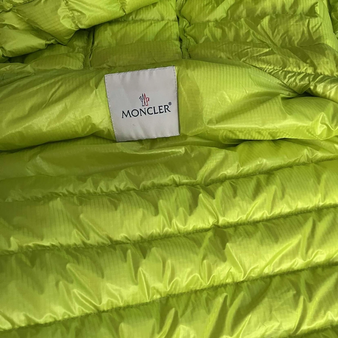 Neongul dunväst från Moncler - 3
