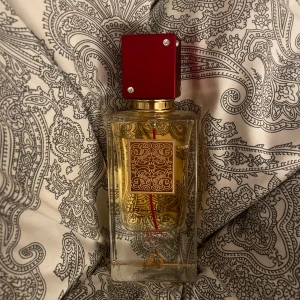 Lattafa ana abiyedh rouge - Jätte söt fräsvh doft som är inspererad utav Baccarat rouge 540. Den är oanvänd och 90ml. Perfekt för dig som vill lukta exlusivt och kvinnligt🤍