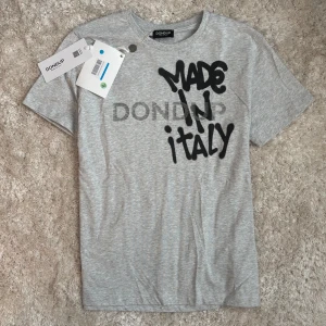 Dondup ”Made in Italy” t-shirt  - Snygg grå t-shirt från Dondup med svart grafiskt tryck 'MADE IN ITALY' på bröstet | Size: M | Limiterad tshirt som är svår och få tag på