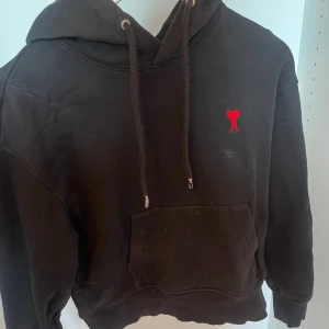 Svart hoodie från Ami Paris  - Jättecool svart hoodie från Ami. 