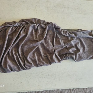 Glittrig brun kortklänning från SHEIN - Supersnygg brun glittrig kortklänning från SHEIN med åtsittande passform och cool snörning i ryggen. Klänningen har draperade detaljer och är perfekt för dig som vill sticka ut. Materialet är en blandning av polyester och elastan för en stretchig känsla.