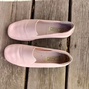 Ljusrosa loafers från Janet D, storlek 37 - Snygga ljusrosa loafers från Janet D i mjukt skinn. Skorna har fyrkantig tå och platt sula, vilket ger en clean och stilren look. Perfekta för dig som gillar klassiska men ändå trendiga skor. Enkla att matcha med både jeans och kjol. Jätte bekväma skor.