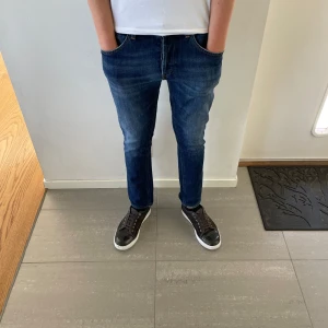 Dondup George jeans  - Dondup George jeans som är i storlek 34 men passar 32, skriv för fler bilder/frågor🙌🏼