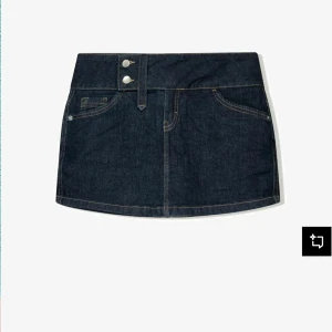 SÖKER MÖRKBLÅ DENIM KJOL FRÅN BERSHKA - Söker denna i storlek 34 eller 36