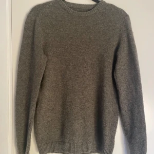  Samsøe Samsøe stickad tröja - Säljer en stilren grå stickad tröja från Samsøe Samsøe med bruna armbågslappar av mocka material✅ den sitter perfekt på storlek S eller lite tight storlek M (ny kostar 999kr) köp nu!!!!