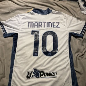 Inter Milan - Martinez #10 - Inter Milan tröja med Martinez #10 på ryggen. Storlek M
