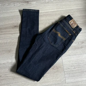 Nudie jeans - Mörkblåa nudie jeans i storlek 27/34, perfekt för långa, smala personer. Eftersom storleken är så konstig, därav priset.