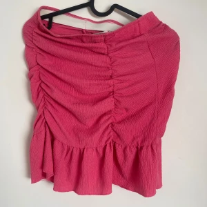 Rosa volangkjol från Gina Tricot - Kjol från ginatricot i en jätte fin rosa nyans. Med rynkningar på sidorna. Jätte fin och perfekt till vilket tillfredsställelse som helst! Har också ett resorband i midjan som gör den mer stretchig. Men den är i storlek s. Nästan aldrig använt