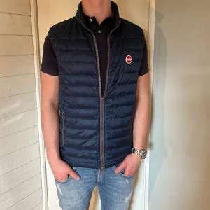 Colmar väst   - Colmar väst | Mycket bra skick | Storlek M | Pris - 699kr | Modellen är ca 178cm lång | Hör av dig vid minsta fråga eller fundering!! Obs en liten defekt se sista bilden!