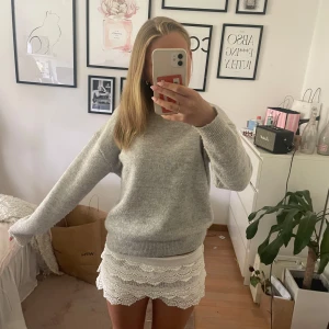 Ljusgrå stickad tröja - Supermjuk och basic ljusgrå stickad tröja med rund hals och långa ärmar. Perfekt att slänga på sig när det är kyligt ute. Enkel och stilren design som funkar till det mesta. Endast provad ej använd🤗