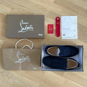 Mörkblåa Christian Louboutin skor - Säljer dessa feta mörkblå loubs då dom inte passar längre. Dom är i riktigt fint skick då dom använts fåtal gånger, och du får med allt på sista bilden🔥👀 Dom passar till nästan vilken stil som helst och är perfekt till sommaren🍾☀️.