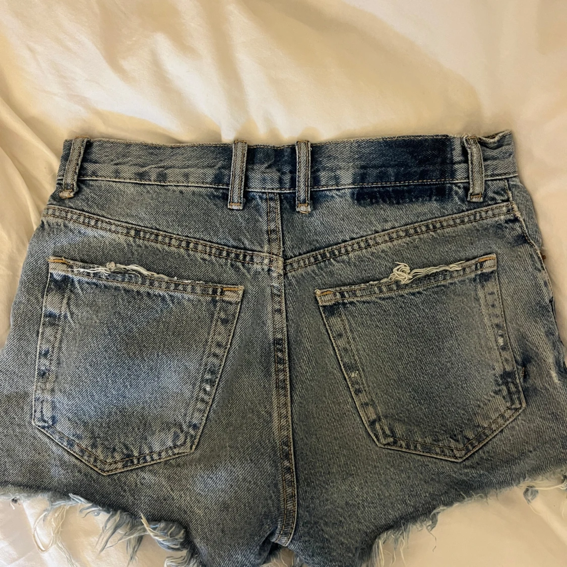 Blå slitna jeansshorts med fransar - 3