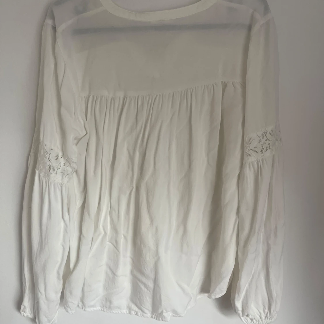 Vit blus med spets från Kappahl - 3