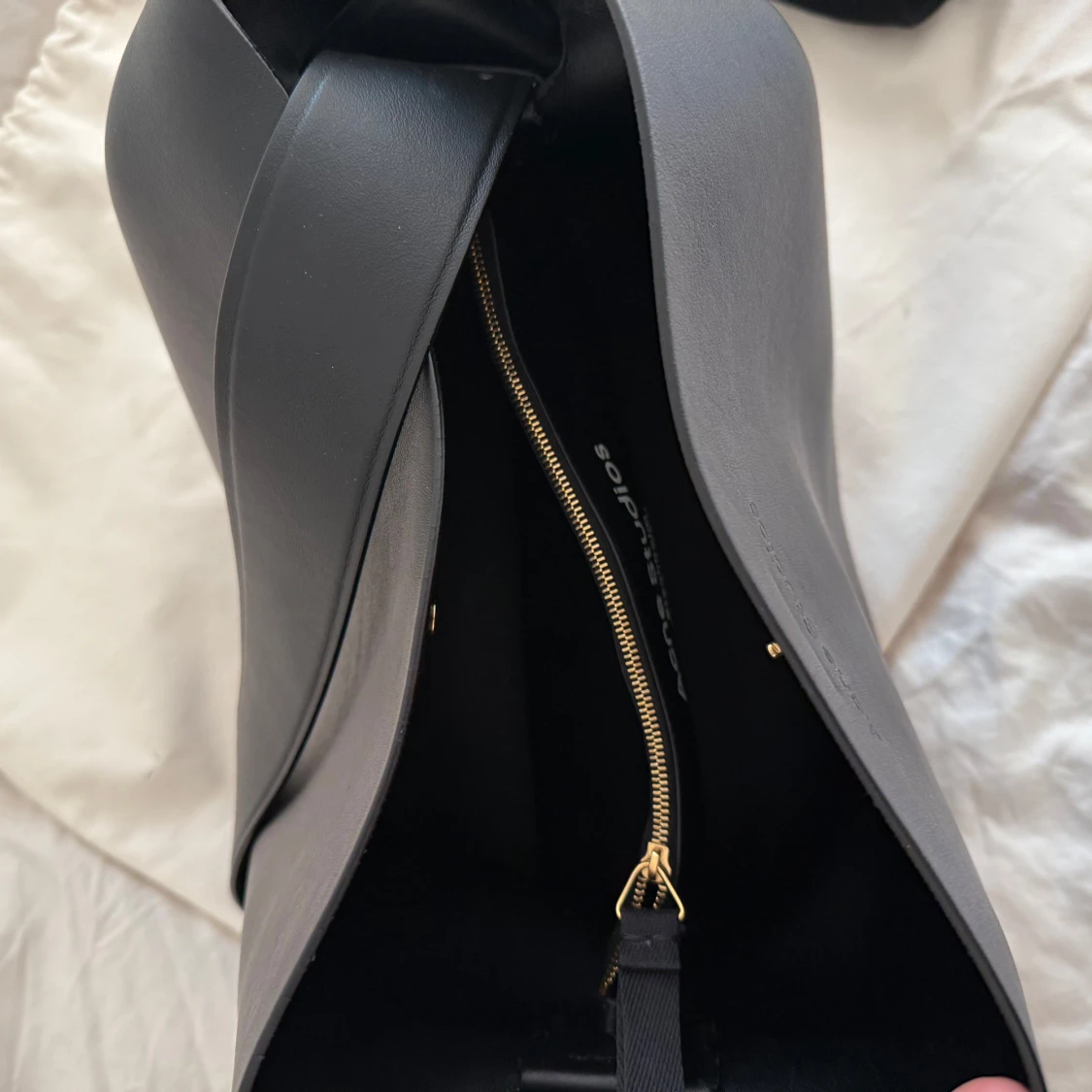 Svart väska från Acne Studios - 3