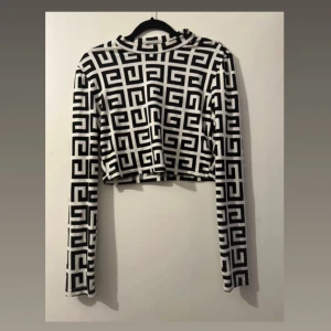 Svartvit mönstrad långärmad tröja SHEIN - Trendig långärmad tröja från SHEIN med svartvitt grafiskt mönster. Croppad modell med rund halsringning. Perfekt för dig som vill sticka ut med en cool och modern stil.