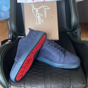Blå mocka sneakers från Louboutin - Hej säljer mina skor som är helt nya och allt följer med 