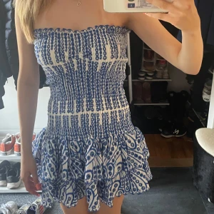 Offshoulder klänning  - Jättefin o trendig klänning utan ärmar. Aldrig använd - så fint skick. Köpt sommaren 2023 för drygt 1000kr. Sitter uppe av sig själv, figursydd överdel, större kjol. Pris kan diskuteras. Hör av er för fler bilder! 💗