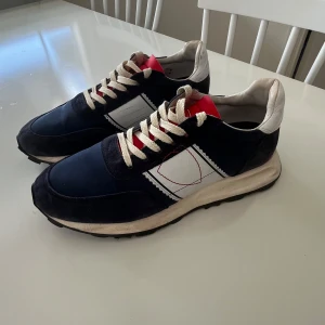 Blå och vita phillipe model sneakers trainers - Tar endast Swish, skickar skorna. 