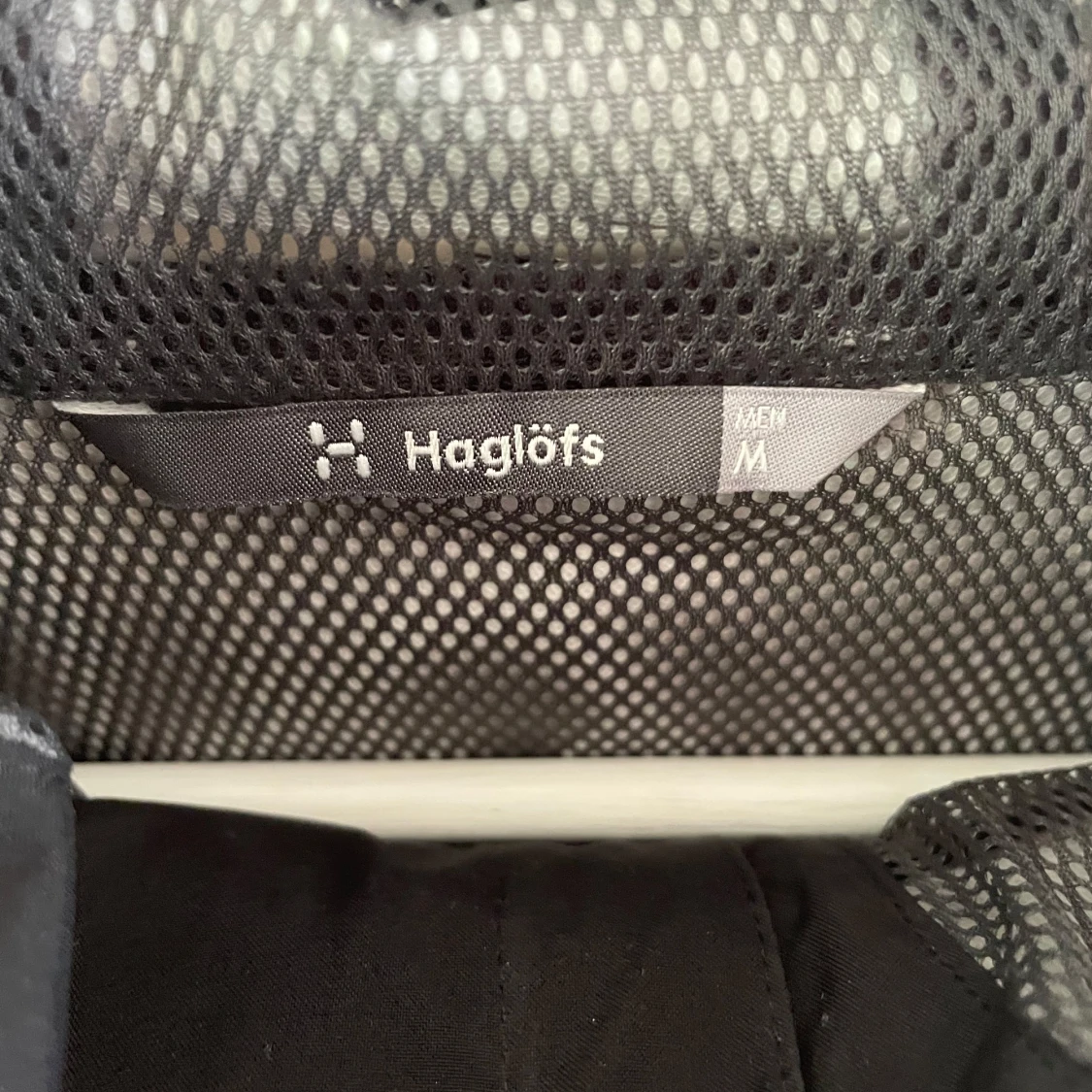 Svart vindjacka från Haglöfs med huva - 4