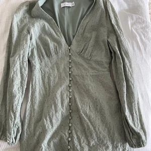 Ljusgrön spetsklänning från Vila - Supersöt ljusgrön klänning från Vila, perfekt för vår och sommar! 💚