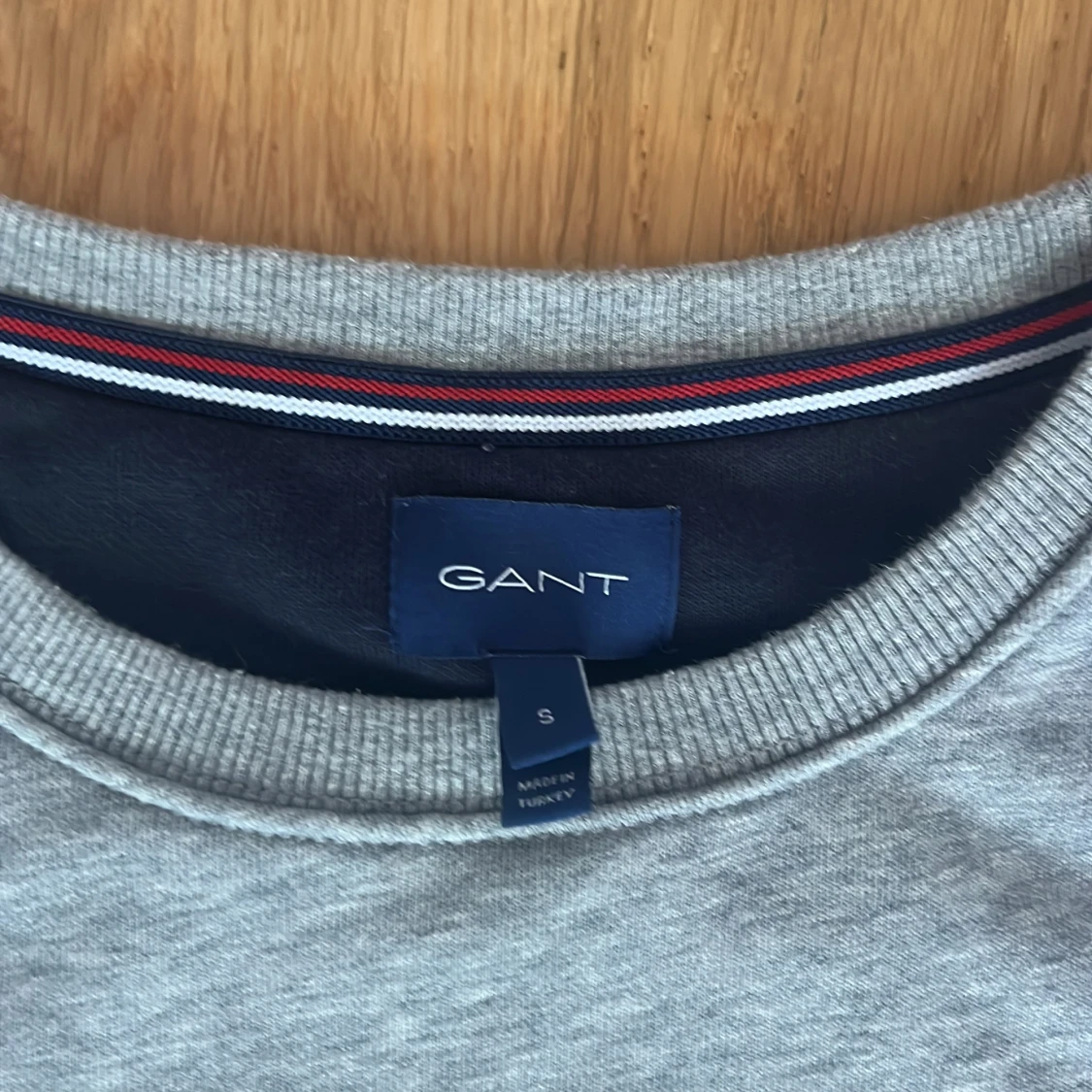 Grå GANT långärmad tröja S – klassisk stil / nypris 999 kr - 1