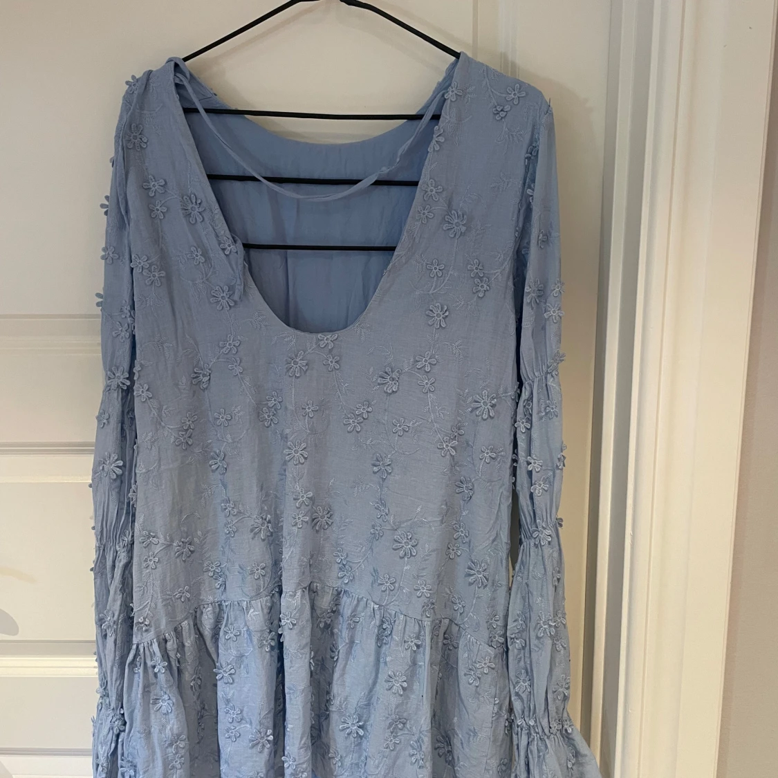 Ljusblå blommig klänning från NA-KD - 1