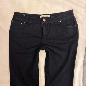 Svarta/mörkblåa low waist jeans - Jäättefina Low waist bootcut jeans i svart/mörkblå😍✨ (de ser svarta ut) Använt en gång, men säljer pga har för många i samma färg💞 de passar för S/M och jag är 166 cm och de är jättebra i längden!                          ❗️JUST NU FRI FRAKT❗️