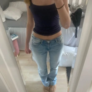 Ljusblå bootcut jeans från Zara - Säljer ett par ljusblå jeans från Zara med bootcut passform. Jeansen har klassisk femficksdesign, normal midja och är tillverkade i bomull. Str 36. Jag är 171 cm. 