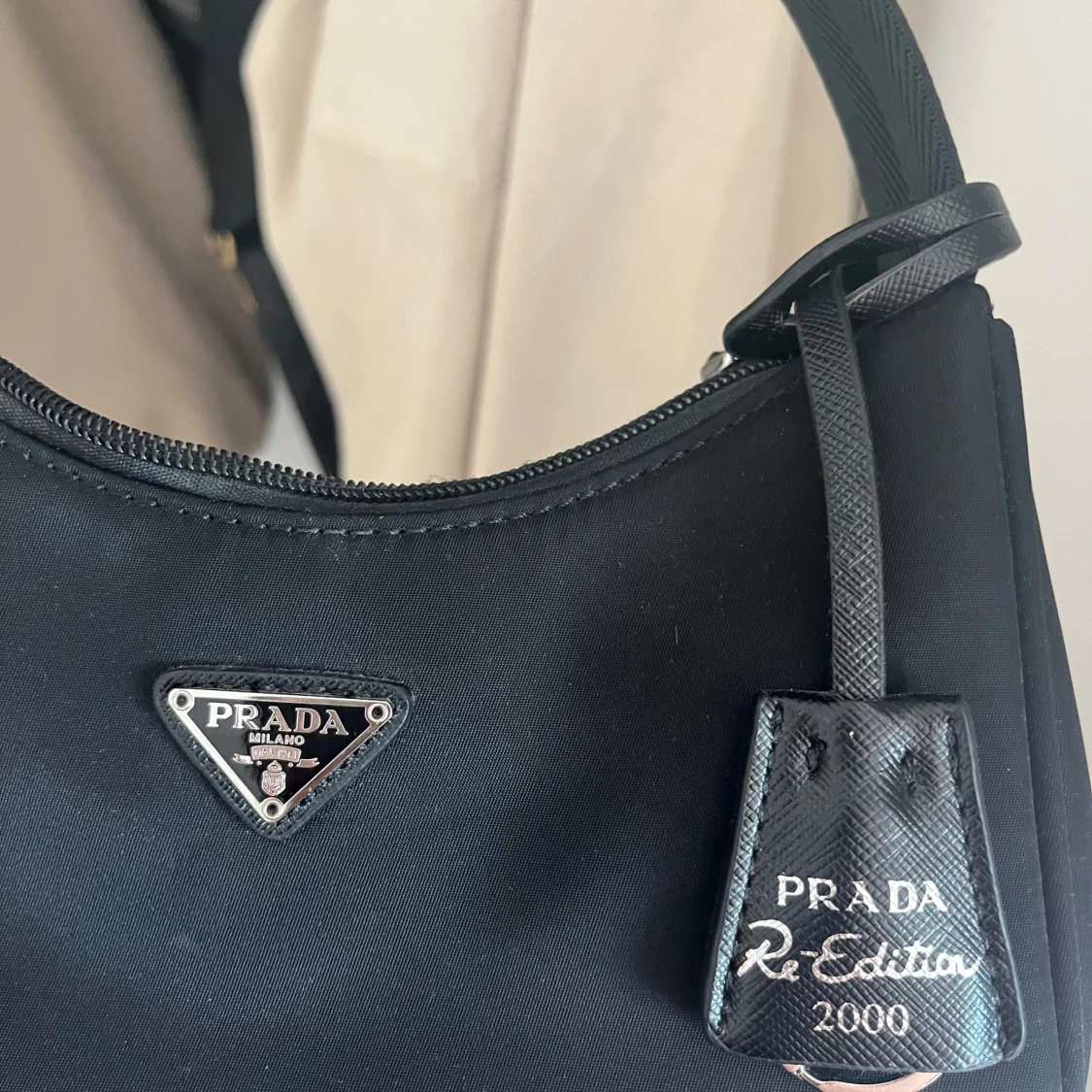 Svart Prada Re-Edition 2000 axelväska - 1