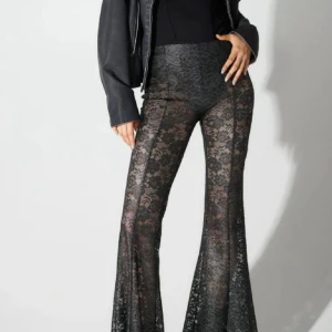 Svarta spetsbyxor med utsvängda ben - Storlek 38! 