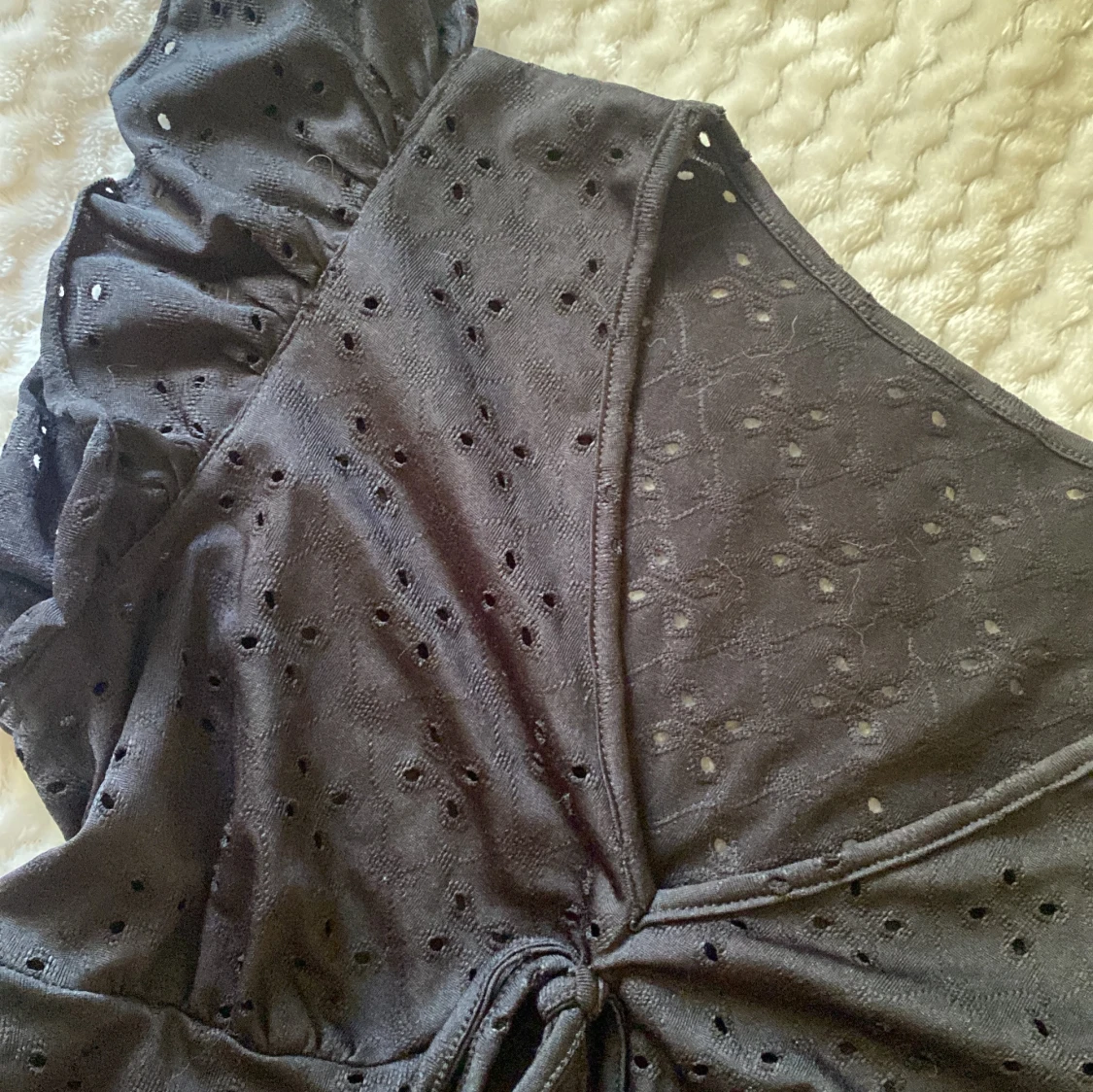 Svart blus med volangärm och knyt - 1