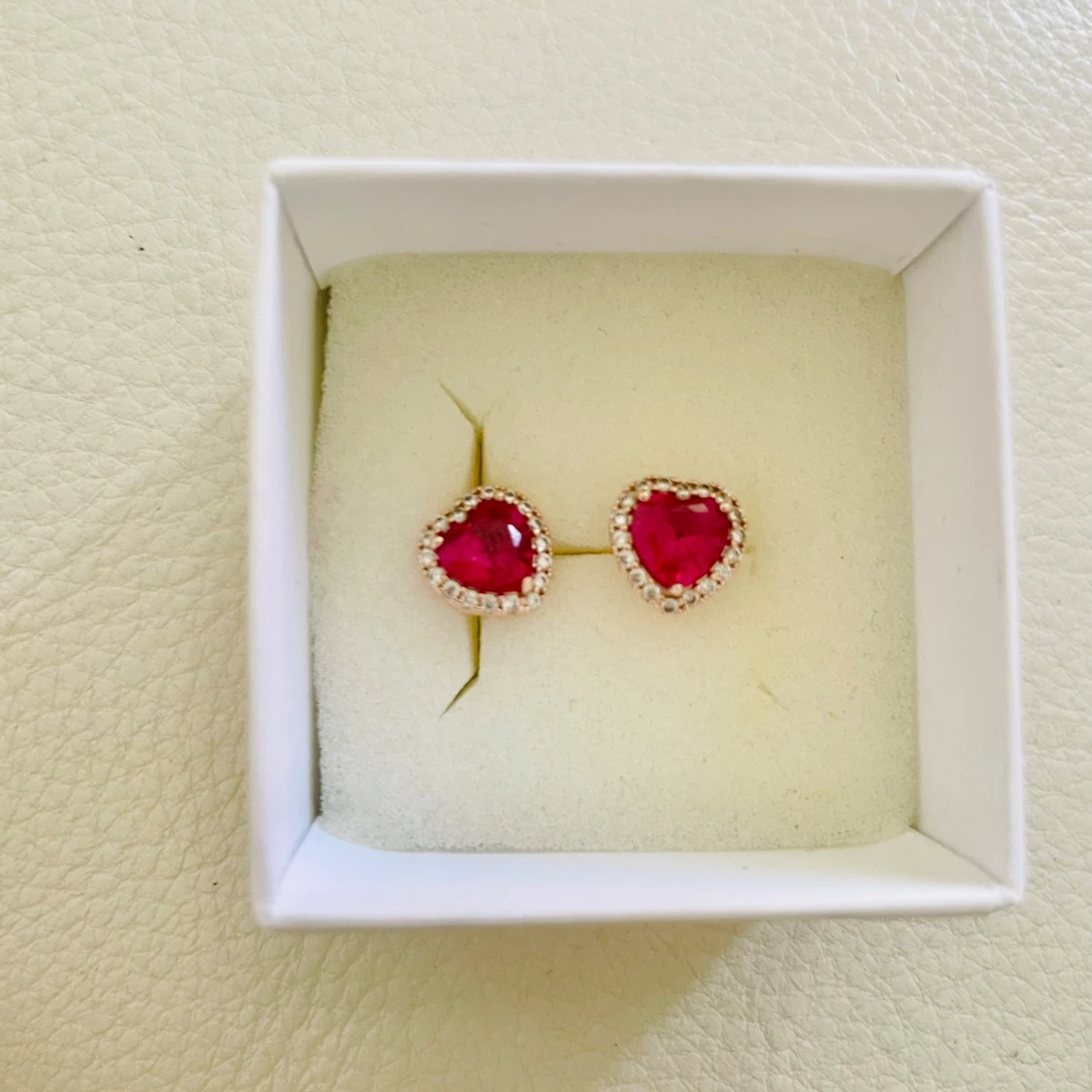 Hjärtformade örhängen Lily and Rose