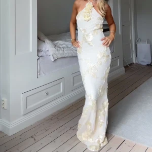 Créme blommig klänning - Säljer denna super fina klänning då den tyvärr inte har kommit till användning (köpte den som en reservplan inför balen men blev trots allt en annan klänning). 😩Klänningen är  ny och har endast prövats på. Nypris 900kr men säljer för 800kr🍒❤️‍🔥 Fråga gärna om fler bilder på självaste klänningen vid behov!❤️