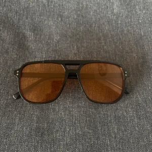Solglasögon  - Ett par orange tonade solglasögon med en stilig look nu till varma sommarkvällar. Glasögonen är fräscha och passar till vilken stil som helst! Köp. Skick: helt nya