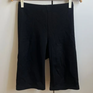 Leggings shorts - Svarta cykelshorts i bomull. De har en rak och något längre modell som slutar strax ovanför knäna. 