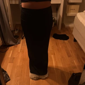 Svart långkjol i XS - Säljer en svart långkjol i storlek XS från Hm för att den har blivit förliten för mig💓