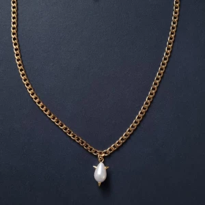 Handgjort halsband  - Unik och exklusiv design. Ett originellt, handgjort halsband. Rostfritt stål, glaspärlor. Längd-Fullständig längd på kedjan: 38 cm