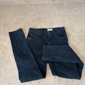 Mörkblå jeans från Tiger of Sweden - Snygga mörkblå jeans från Tiger of Sweden med klassisk femficksdesign och raka bakfickor. Jeansen har en smal passform och är tillverkade i mjukt bomullsmaterial med stretch. Perfekta för dig som gillar stilrena och tidlösa jeans till kommande höst och vinter. Helt nytt skick!!! Stl 28/34