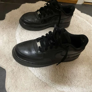 Svarta air force one - Fina svarta air force 1 i bra skick