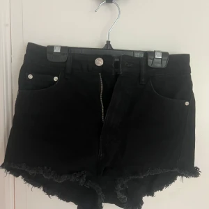 Svarta jeansshorts - Snygga svarta jeansshorts från Zara.
