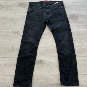 Replay byxa storlek 34 - Tjena, säljer mina replay byxor som jag fick i present. Inte riktigt min stil, men dem e jävligt snygga och fräscha 