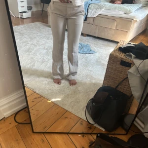 Beiga kostymbyxor med bootcut - Snygga beiga kostymbyxor från bikbok❤️