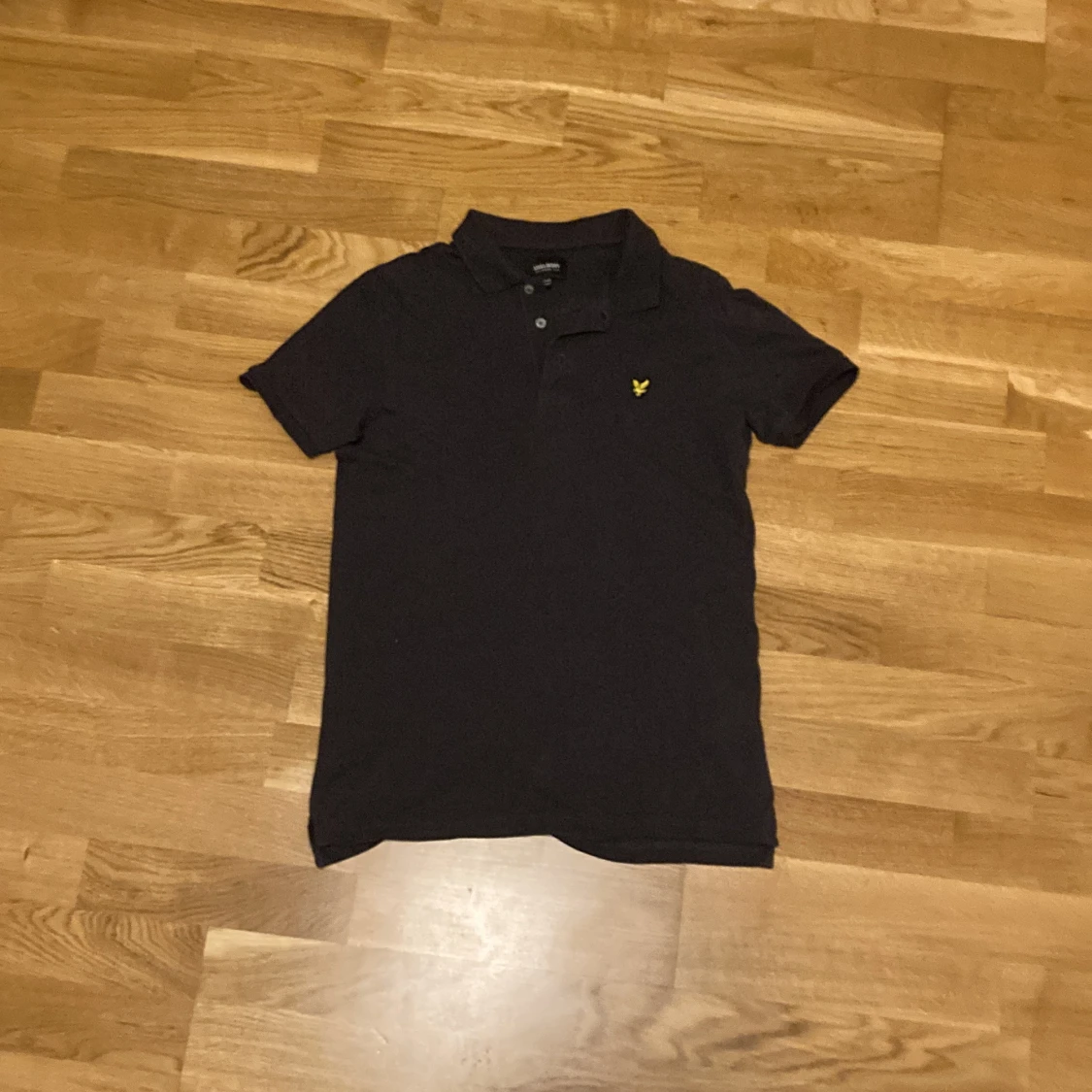 Svart pikétröja från Lyle & Scott - 3