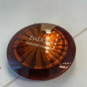 Isadora Bronzing Powder Terracotta - Isadora Bronzing Powder i nyansen 43 Terracotta Bronze. Använd enstaka gånger, nypris kanske 100kr?❤️