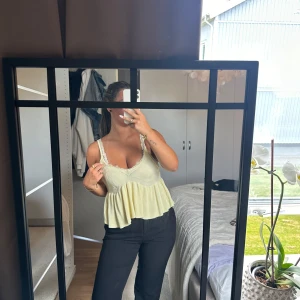 Gul linnetopp med spetsdetaljer - Super söt sommartorp som endast är använd fåtal gånger 