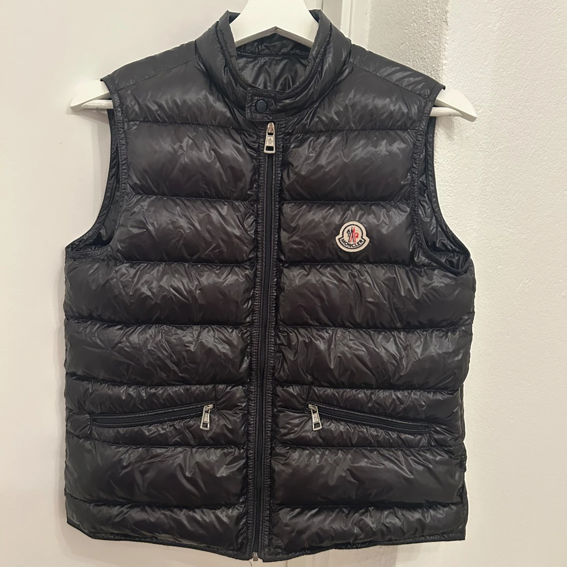 Svart dunväst från Moncler